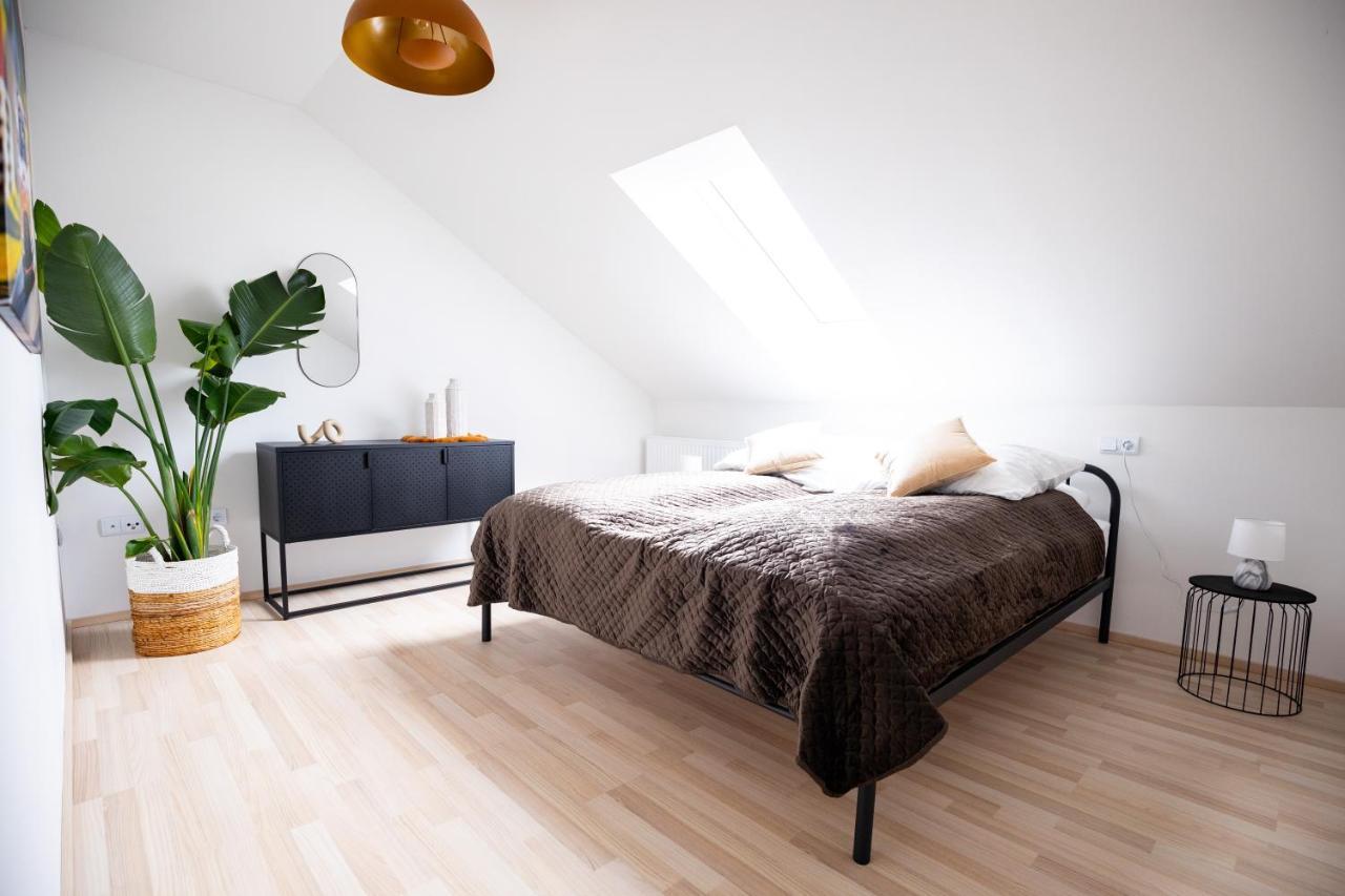 Design-Ferienwohnung In Kelberg Am Nuerburgring: Platz Fuer 6, Kueche, Wifi, Netflix Exterior foto